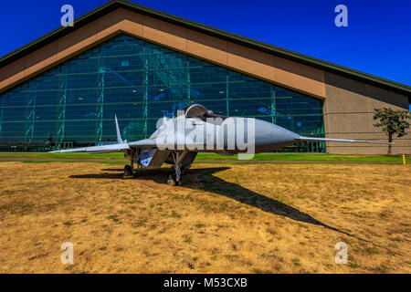 McMinnville, Oregon - 21. August 2017: Mikoyan Gurevich MiG-29 "Fulcrum" auf dem Messegelände im Evergreen Aviation & Space Museum. Stockfoto