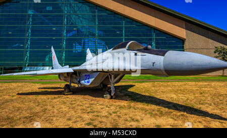 McMinnville, Oregon - 21. August 2017: Mikoyan Gurevich MiG-29 "Fulcrum" auf dem Messegelände im Evergreen Aviation & Space Museum. Stockfoto