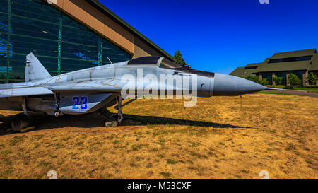 McMinnville, Oregon - 21. August 2017: Mikoyan Gurevich MiG-29 "Fulcrum" auf dem Messegelände im Evergreen Aviation & Space Museum. Stockfoto