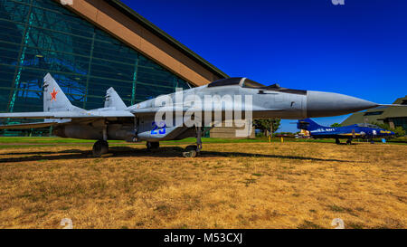 McMinnville, Oregon - 21. August 2017: Mikoyan Gurevich MiG-29 "Fulcrum" auf dem Messegelände im Evergreen Aviation & Space Museum. Stockfoto