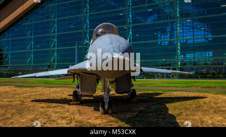 McMinnville, Oregon - 21. August 2017: Mikoyan Gurevich MiG-29 "Fulcrum" auf dem Messegelände im Evergreen Aviation & Space Museum. Stockfoto