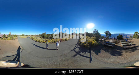 Desert View Fußweg Bewertung. Blick auf Fußweg, Desert View Bus/RV Parkplatz zum Desert View Amphitheater und Wachtturm verbindet. Detail der Amphitheater Bänke. Mehrere Pfade führen von Parkplätzen an den Wachturm und das Canyon Rim. Für Reisende, die in den Park über den Eingang Ost, ein Stopp am Desert View bietet den ersten Blick auf den Grand Canyon. Sehenswürdigkeiten einige der schönsten Ausblicke auf die Stockfoto