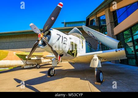 McMinnville, Oregon - 21. August 2017: US Navy Douglas EA-1F Skyraider auf Ausstellung im Evergreen Aviation & Space Museum. Stockfoto