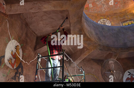 Desert View Wachtturm Ebene Wandbild Arbeit im Naturschutz. Konservator Entfernen von Staub von der Decke der Stufe 3 in der Wüste anzeigen Wachturm. Stockfoto