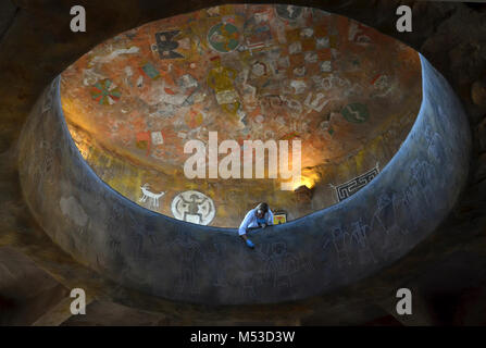 Desert View Wachtturm Ebene Wandbild Arbeit im Naturschutz. Konservator arbeitet an der Ausführung geätzt in der Attika der Stufe 4 der Desert View Wachtturm. Bunte Deckengemälde Overhead. Stockfoto