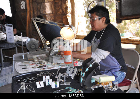 DV Umwidmung kann. Desert View Umwidmung - Mai 22, 2016 Duran Gaspar (Zuni Silberschmied) der National Park Service (NPS) und seine Partner eine Re-Einweihung am Desert View Wachturm am Sonntag, den 22. Mai 2016. Die Zeremonie, ein National Park Service Centennial Ereignis, gedachte der großen Neueröffnung und Umwidmung der Wachtturm aus ein Souvenirshop, ein kulturelles Erbe. Vertreter Stockfoto