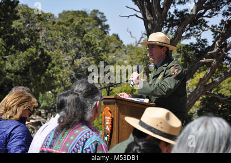 DV Umwidmung kann. Desert View Umwidmung - Mai 22, 2016 Betriebsleiter David V. Uberuaga Adressen das Publikum. Der National Park Service (NPS) und seine Partner eine Re-Einweihung am Desert View Wachturm am Sonntag, den 22. Mai 2016. Die Zeremonie, ein National Park Service Centennial Ereignis, gedachte der großen Neueröffnung und Umwidmung der Wachtturm aus einem Souvenirshop zu einem kulturellen herit Stockfoto