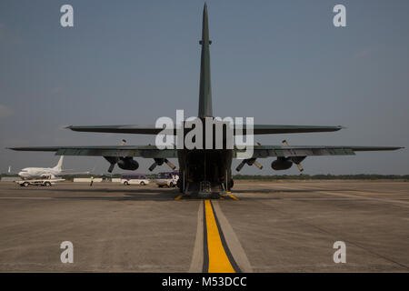 Eine japanische C-130 Hercules fährt nach einem Noncombatant Evakuierung Betrieb Übung während der Übung Cobra Gold 2018 U-Tapao International Airport, Provinz Rayong, Königreich Thailand, Feb 18, 2018. Diese Schulung ein Schauplatz sowohl für die Vereinigten Staaten und Partner Nationen Interoperabilität und Erhöhung der Kapazitäten in der Planung und Abwicklung von komplexen und realistischen multinationale Truppe vorzurücken und kombinierte Task Force. Cobra Gold 18 ist eine jährliche Übung im Königreich Thailand durchgeführt wurde von Feb.13-23 mit sieben voll teilnehmenden Nationen. (U.S. Marine Corps Foto Stockfoto