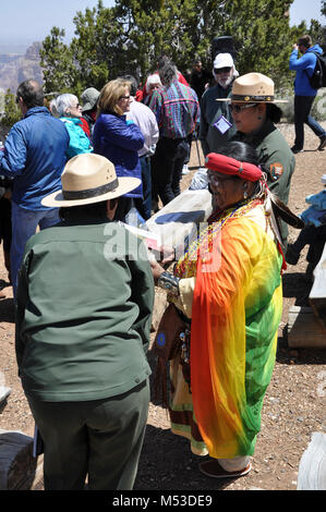 DV Umwidmung kann. Desert View Umwidmung - Mai 22, 2016 Diana Sue Uqualla und stellvertretender Betriebsleiter, Diane Chalfant. Der National Park Service (NPS) und seine Partner eine Re-Einweihung am Desert View Wachturm am Sonntag, den 22. Mai 2016. Die Zeremonie, ein National Park Service Centennial Ereignis, gedachte der großen Neueröffnung und Umwidmung der Wachtturm aus einem Souvenirshop zu einem kulturellen Er Stockfoto