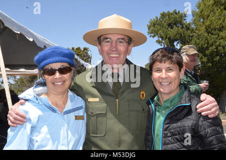 DV Umwidmung kann. Desert View Umwidmung - Mai 22, 2016 Rosemarie Salazar, Betriebsleiter David V. Uberuaga und Leiter der Interpretation Donna Richardson. Der National Park Service (NPS) und seine Partner eine Re-Einweihung am Desert View Wachturm am Sonntag, den 22. Mai 2016. Die Zeremonie, ein National Park Service Centennial Ereignis, gedachte der großen Neueröffnung und Umwidmung der Wachtturm Stockfoto