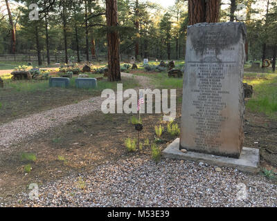 Grand Canyon National Park Pionier Friedhof - Memorial Day. Vor der Gründung des Nationalparks verwendet, aber nicht formal bis 1928 gewidmet, der Friedhof dient als Ruhestätte für viele frühe Grand Canyon Familien und Pioniere. Der Friedhof - Teil des Grand Canyon Village National Historic District - hat mehr als 390 einzelnen Gräber, von denen einige Zeit vor der Gründung der Park und das Engagement der cemete Stockfoto