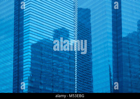 Ein mehrstöckiges Hochhaus mit Glasfassaden und Reflexion eines anderen Skyscraper Stockfoto