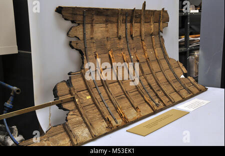 GRCA Nellie Powell Boot Fragment s. FRAGMENT DER RUMPF DES NELLIE POWELL. Holz- SCHIEFER UND RIPPEN BILDEN EINEN TEIL DER RUMPF DES NELLIE POWELL. Holz teilweise verbrannt und verkohlt. Übernommen aus Ausstellung 1/16/1997. H 154.0, W 75,0, L 1,3 cm. Grand Canyon National Park Museum Sammlung, Postfach 129, Grand Canyon, AZ 86023. NPS-Ph Stockfoto