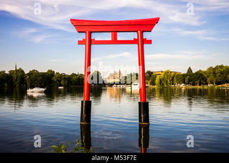 Die japanische Torii im Plan d'Eau Saint-Symphorien, Saulcy, Metz, Frankreich, mit dem gotischen Dom zu St. Stephan im Hintergrund Stockfoto