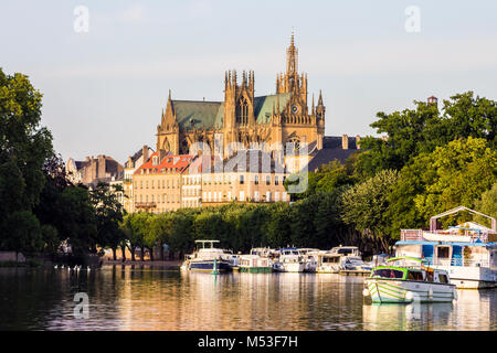 Metz Kathedrale aus der Ferne aus dem Plan d'Eau gesehen, mit den Booten der Port du Quai Des Trois Vallées in den Vordergrund Stockfoto