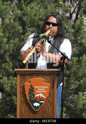 1956 Grand Canyon TWA - United Airlines Aviation Unfallstelle National Historic. Milton Tso, Navajo Nation Cameron Kapitel Präsident, sofern die Musik am Anfang und am Ende der Veranstaltung. . Am Dienstag, 8. Juli 2014, der National Park Service (NPS) gewidmet ist eines der landesweit neueste National Historic Landmarks, die 1956 Grand Canyon TWA - United Airlines Aviation Unfallstelle im Grand Canyon National Park. Diese Site erinnert an eine schreckliche Fluggesellschaft Kollision über den Grand Canyon im Jahre 1956. Die öffentliche Einweihung des National Historic Landmark Bezeichnung statt. Stockfoto