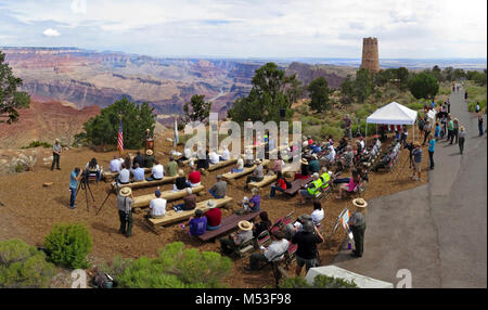 1956 Grand Canyon TWA - United Airlines Aviation Unfallstelle National Historic. Am Dienstag, 8. Juli 2014, der National Park Service (NPS) gewidmet ist eines der landesweit neueste National Historic Landmarks, die 1956 Grand Canyon TWA - United Airlines Aviation Unfallstelle im Grand Canyon National Park. Diese Site erinnert an eine schreckliche Fluggesellschaft Kollision über den Grand Canyon im Jahre 1956. Die öffentliche Einweihung des National Historic Landmark Bezeichnung fand am Desert View Amphitheater mit Blick auf dem Weg zur Absturzstelle. Diese Zeremonie erinnerte sich an jene, die bei dem Absturz ums Leben, re Stockfoto