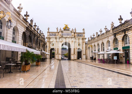 Der Bogen Héré, ein triumphbogen zwischen der Place Stanislas und der Place de la Carrière in Nancy, Frankreich. Ein Weltkulturerbe seit 1983 Stockfoto