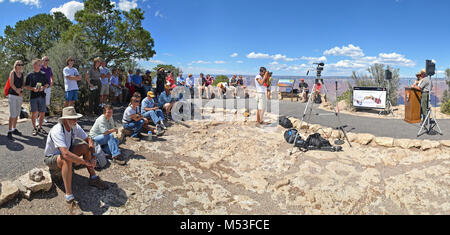 Einweihung des Grand Canyon National Park als weltweit wichtig. Am Samstag, den 13. September 2014, Grand Canyon National Park Der Park als weltweit Important Bird Area im Rahmen der 7. jährlichen Wildlife Tag feiern. In diesem Foto, Grand Canyon National Park Betriebsleiter, Dave Uberuaga und Arizona Audubon Society Direktor der Vogelschutz, Tice Supplee, (ganz rechts) Adresse der Veranstaltung Teilnehmer. Der Einweihungszeremonie für die weltweit Important Bird Area Bezeichnung fand am Yaki Point um 1:30 Uhr. Veranstaltung Teilnehmer waren in der Lage, mit dem HawkWatch freiwillige Ich besuchen Stockfoto