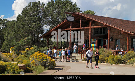 Grand Canyon National Park - Bright Angel Lodge im Herbst. Foto September 15, 2014. Der Bright Angel Lodge, im Jahr 1935 entwickelt wurde, hat eine natürliche, rustikalen Charakter und ist ein eingetragenes Nationales Historisches Wahrzeichen. Der Bright Angel Lodge wie es scheint heute wurde entworfen und von berühmten Südwesten Architektin Mary Colter gebaut. Der Bright Angel Lodge, die wir heute sehen, ging durch viele Transformationen - ursprünglich ein Hotel, dann ein Camp und schließlich einer Lodge. Alle Änderungen wurden erhöhte Visitation nach der Ankunft des Zuges im Jahr 1901 gerecht zu werden. Unter der Leitung der Santa Fe Railroad, Maria Stockfoto