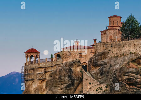 Vollmond über Kloster Varlaam, Meteora, Griechenland Stockfoto