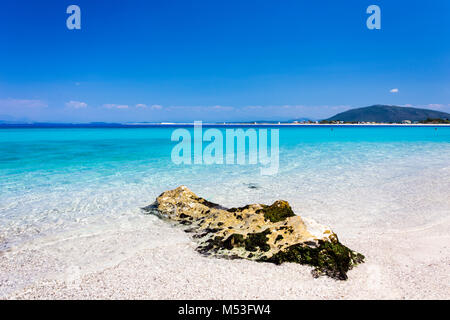 Türkisfarbenes Wasser, der Strand von Agios Ioannis Lefkas, Griechenland, am Ionischen Meer. Stockfoto