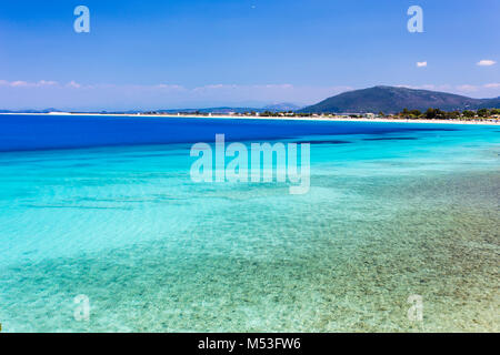 Türkisfarbenes Wasser, der Strand von Agios Ioannis Lefkas, Griechenland, am Ionischen Meer. Stockfoto