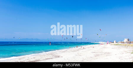 Wind- und Kitesurfen am türkisfarbenen Wasser des Agios Ioannis Surf Beach in Lefkada, Griechenland, an der Ionischen Küste. Stockfoto