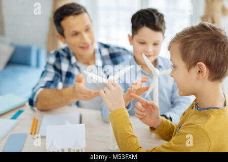 Pre-teen Boy wind Prüfung von Turbinen in Väter Büro Stockfoto