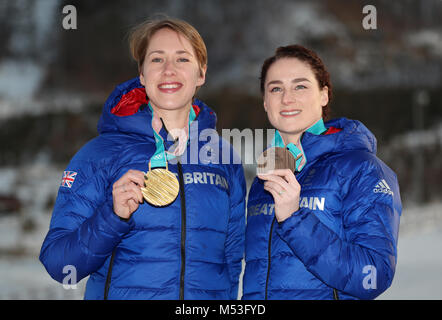 Großbritanniens Lizzy Yarnold mit ihrer Goldmedaille und Laura Deas (rechts) mit ihrer Bronzemedaille, während ein Fotoshooting im MPC in alpensia am Tag elf der Olympischen Winterspiele 2018 PyeongChang in Südkorea. Stockfoto