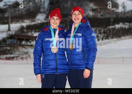Großbritanniens Lizzy Yarnold mit ihrer Goldmedaille und Laura Deas (links) mit ihrer Bronzemedaille, während ein Fotoshooting im MPC in alpensia am Tag elf der Olympischen Winterspiele 2018 PyeongChang in Südkorea. Stockfoto