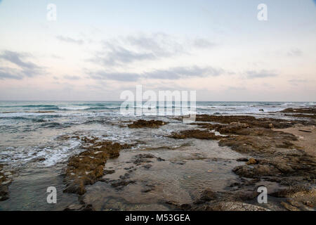 Felsen und Sand auf dem meeresgrund fotografiert in Israel Stockfoto