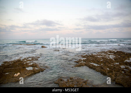 Felsen und Sand auf dem meeresgrund fotografiert in Israel Stockfoto