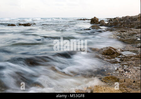 Felsen und Sand auf dem meeresgrund fotografiert in Israel Stockfoto