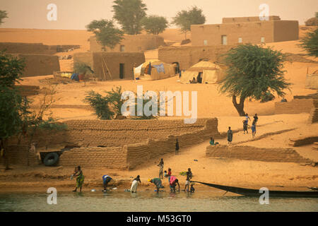 Mali. Timbuktu. Sahara. Sahel. Blick auf Dorf und Moschee von Menschen von Songhai, Songrai Stamm. Niger River. Stockfoto