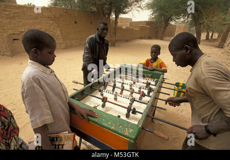 Mali. Bamba, Gao. Sahara. Sahel. Jungs, Tischfußball. Stockfoto