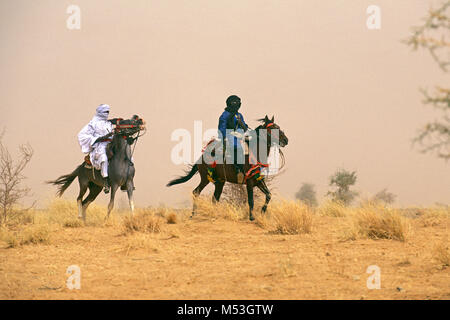 Mali. Bamba, Gao. Sahara. Sahel. Männer von Songhai, Songrai Stamm auf Pferde im Sandsturm. Stockfoto