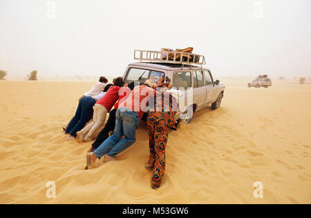 Mali. Bamba, Gao. Sahara. Sahel. Touristen drängen gebrochen 4x4 Auto im Sandsturm. Stockfoto