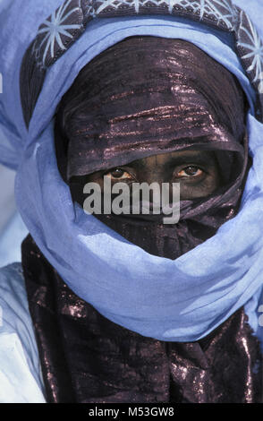 Mali. Anderamboukane, in der Nähe der Menaka. Sahara. Sahel. Tamadacht Festival. Tuareg Stamm. Man. Porträt. Festival Dress. Stockfoto