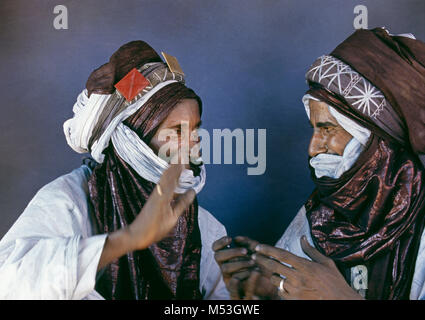 Mali. Anderamboukane, in der Nähe der Menaka. Sahara. Sahel. Tamadacht Festival. Tuareg Stamm. Männer. Porträt. Festival Dress. Stockfoto