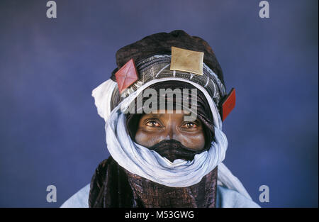 Mali. Anderamboukane, in der Nähe der Menaka. Sahara. Sahel. Tamadacht Festival. Tuareg Stamm. Man. Porträt. Festival Dress. Stockfoto