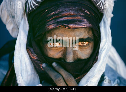 Mali. Anderamboukane, in der Nähe der Menaka. Sahara. Sahel. Tamadacht Festival. Tuareg Stamm. Man. Porträt. Festival Dress. Stockfoto