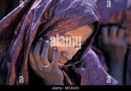 Mali. Anderamboukane, in der Nähe der Menaka. Sahara. Sahel. Tamadacht Festival. Tuareg Stamm. Frau. Porträt. Festival Dress. Stockfoto