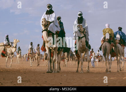 Mali. Anderamboukane, in der Nähe der Menaka. Sahara. Sahel. Tamadacht Festival. Kamele und Menschen während des Festivals. Stockfoto