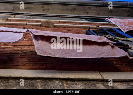 Typische Dalmatinische/Mittelmeer szene bunte Kleidung Wäsche trocknen im Freien unter Sun und Open sky in der Linie Stockfoto