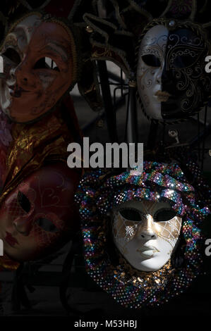 Venezianische Masken auf Verkauf in Rom Stockfoto