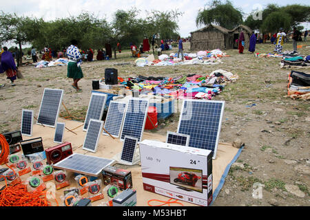 Solarmodule für den Verkauf der Massai Markt, Tansania Stockfoto