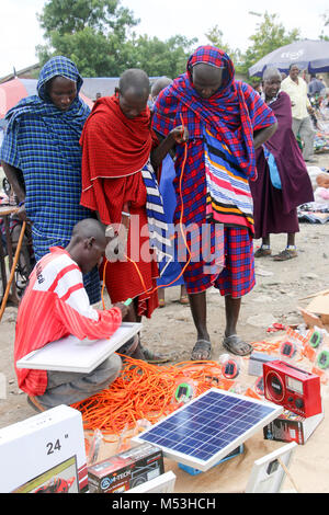 Solarmodule für den Verkauf der Massai Markt, Tansania Stockfoto