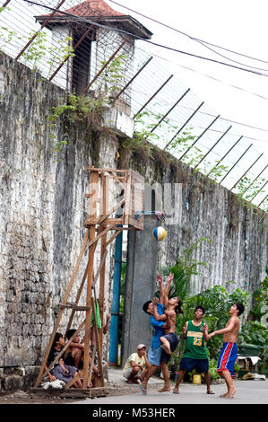 Boys Basketball spielen außerhalb der alten Cebu Provincial Jail, Sugbo Museum, Cebu City, Philippinen Stockfoto