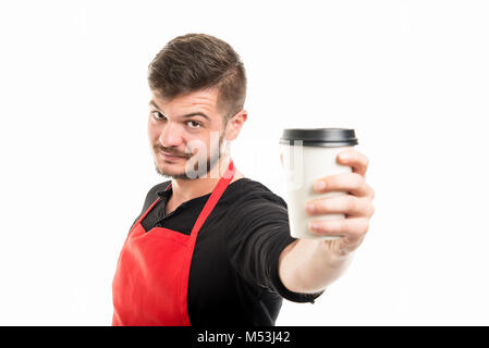 Supermarkt Arbeitgeber übergabe Kaffee zum Mitnehmen und lächelnd auf weißem Hintergrund Stockfoto